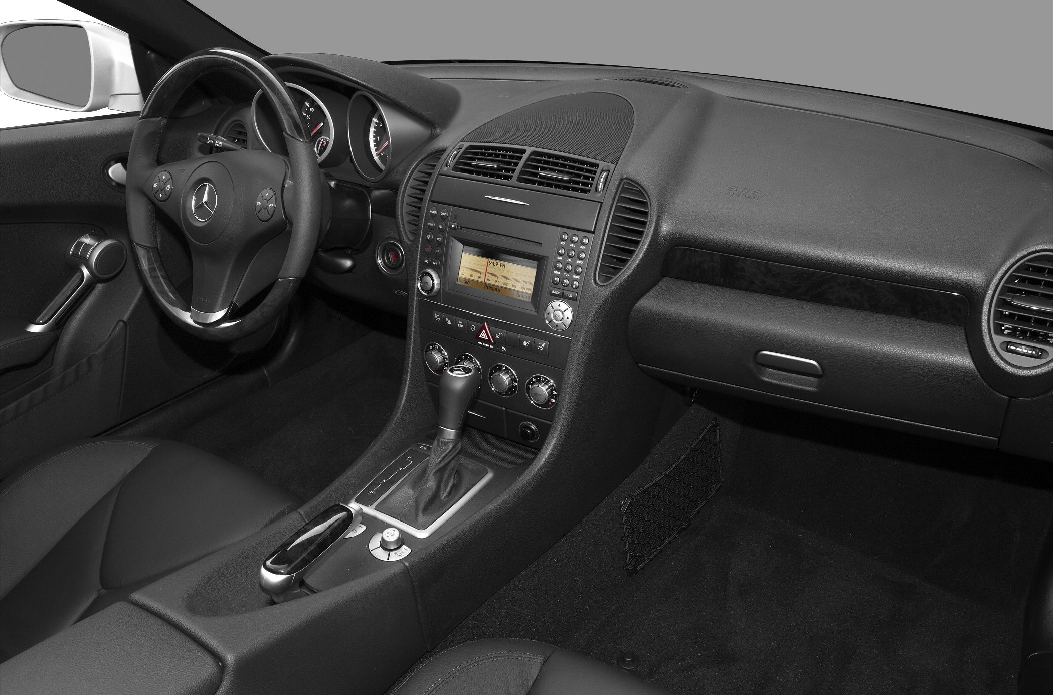 Dashboard, steering wheel, center console with gear shift