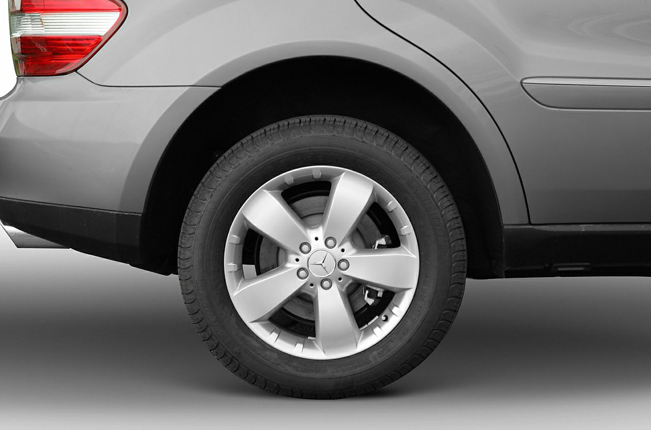 Close-up on 5-spoke alloy wheel and rear light on SUV rear section