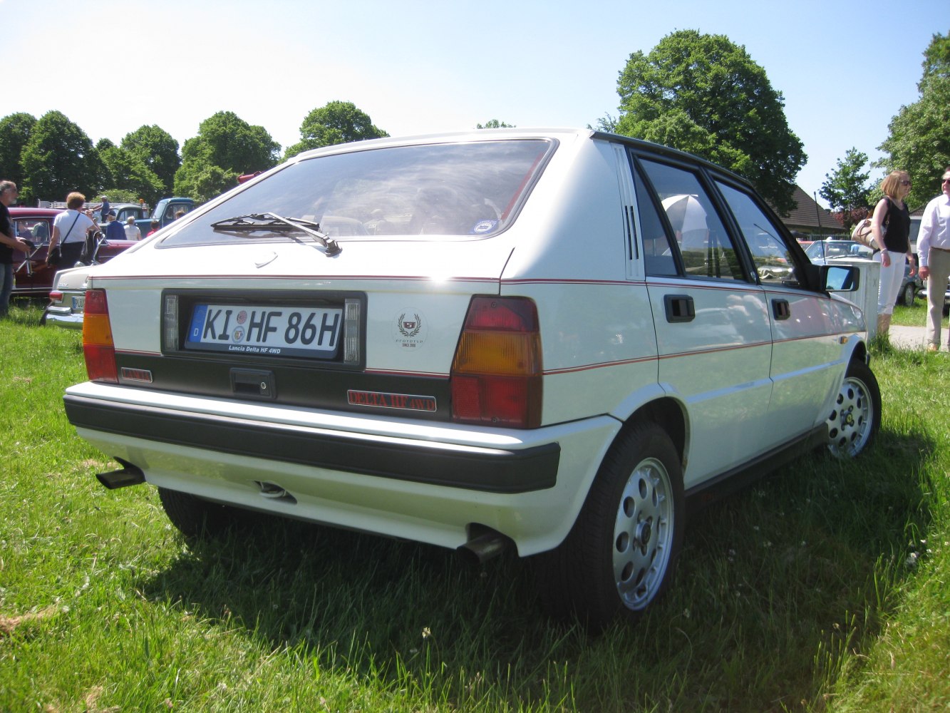 White 1986 hatchback rear with taillights and rear window wiper