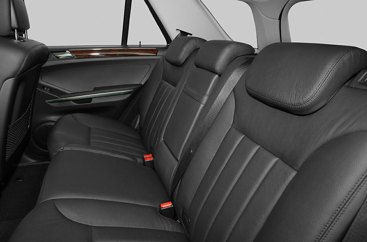 Luxury rear leather seats with headrests and seat belts