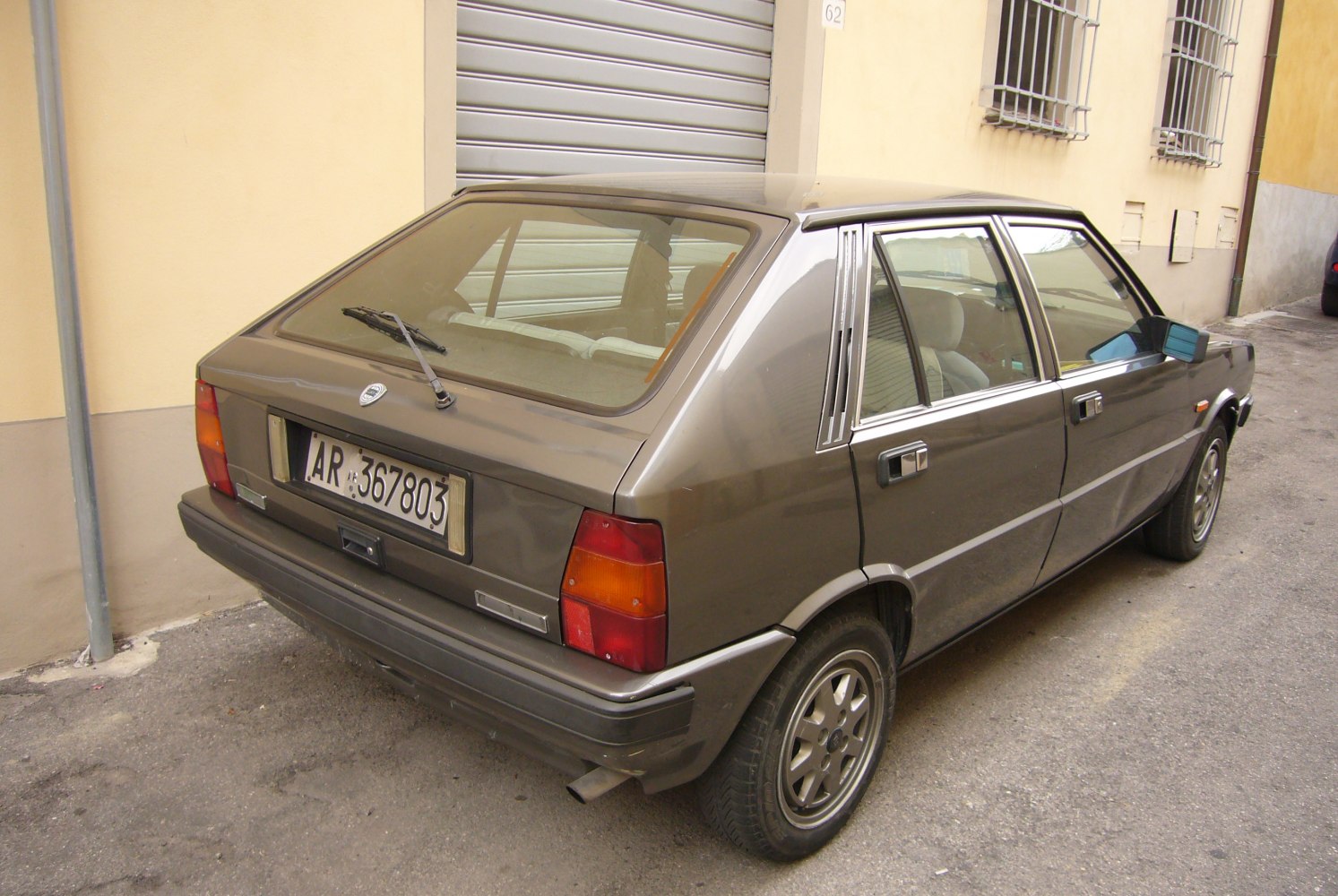 Rear view of a 1986 5-door hatchback with distinctive taillights and rear wiper.
