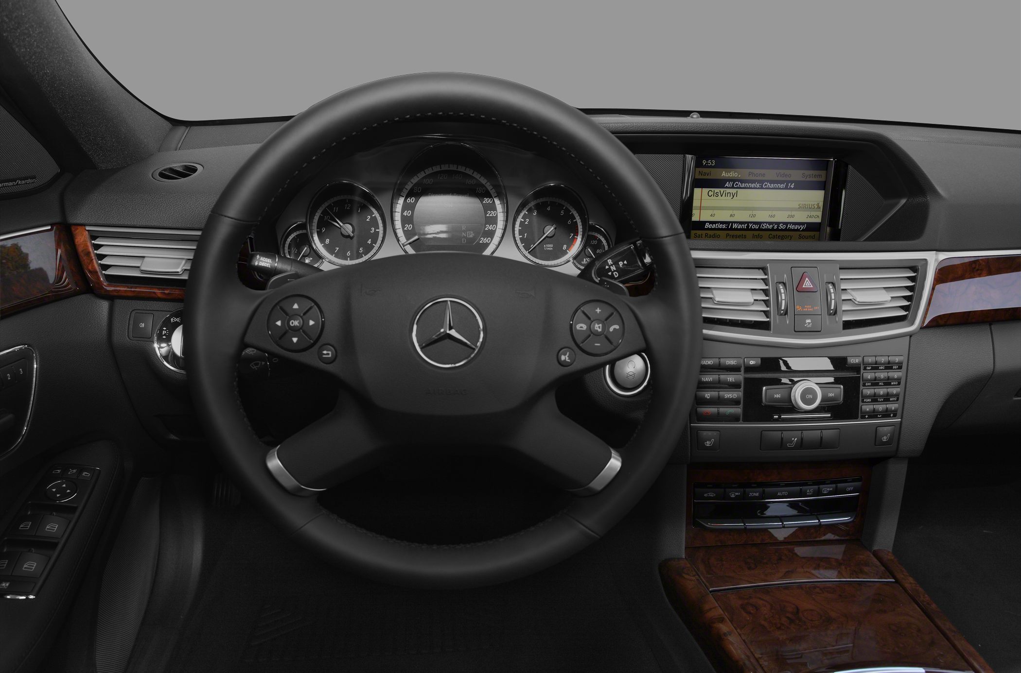 Steering wheel and dashboard with instrument cluster and multimedia display
