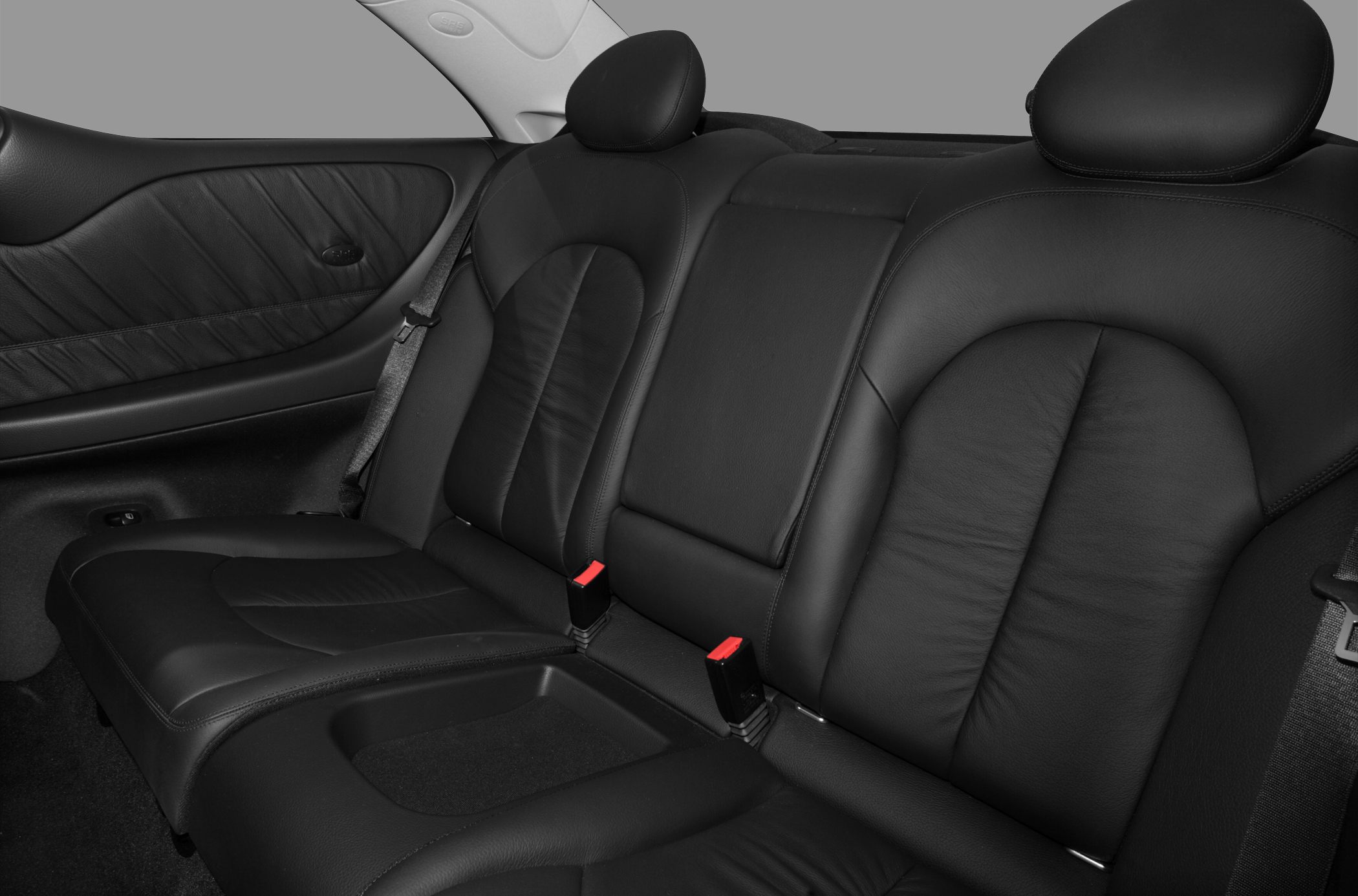 Rear leather seats with integrated headrests and seatbelts