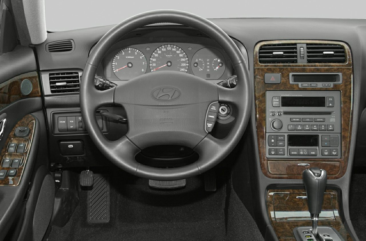 Dashboard, steering wheel, center console with wood trim