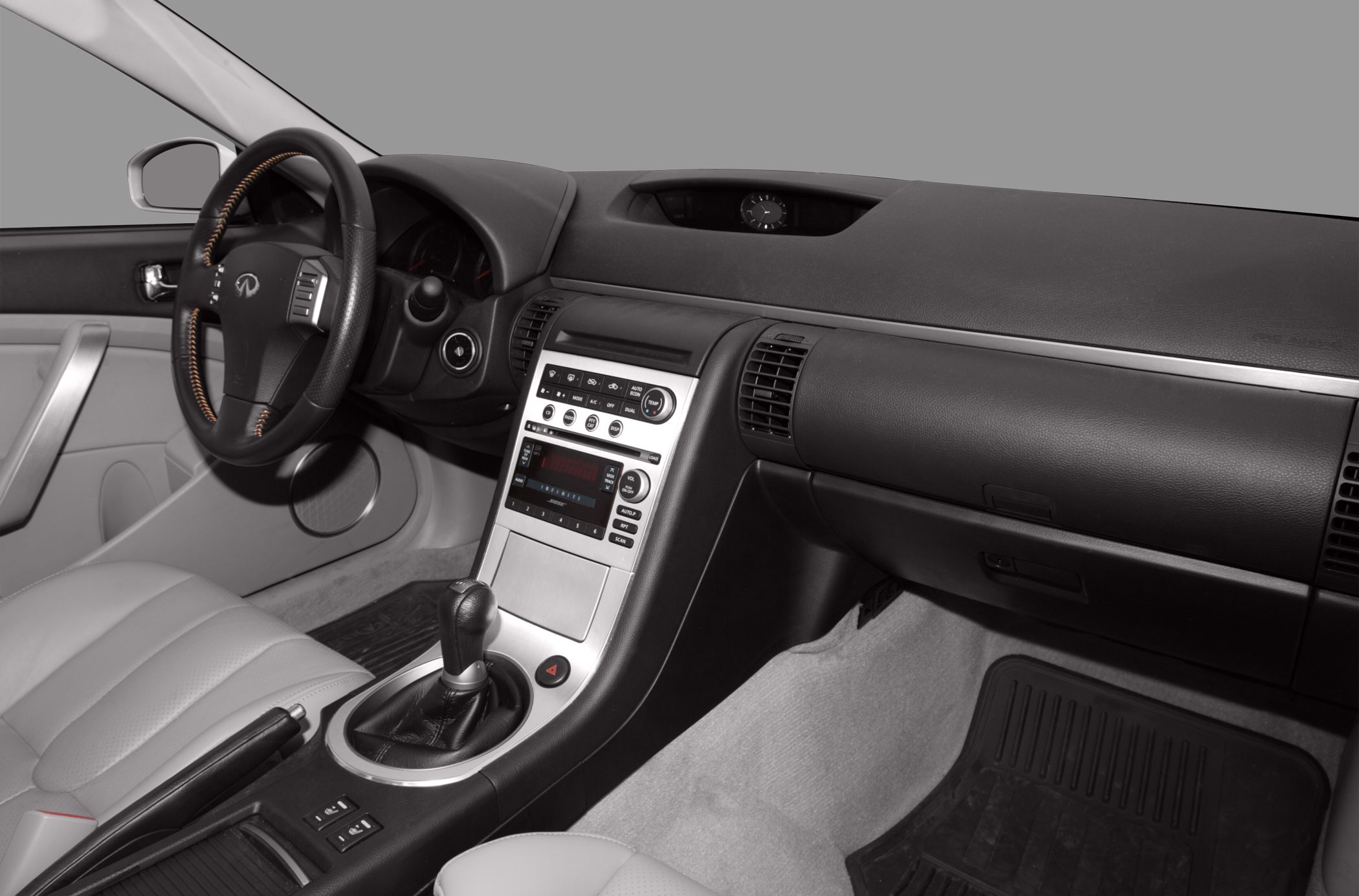 Dashboard and manual gearshift of a luxury coupe interior