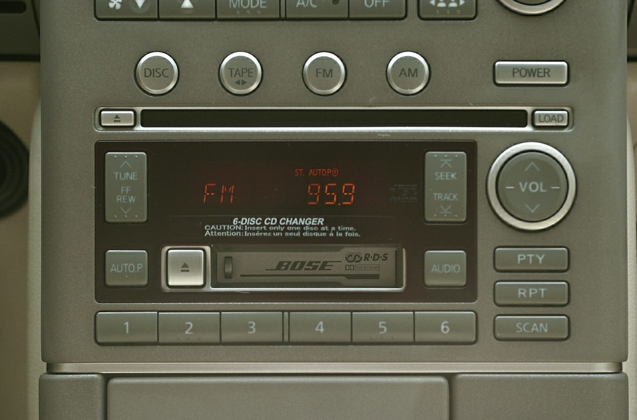 Bose 6-disc CD changer and radio control panel with tape player