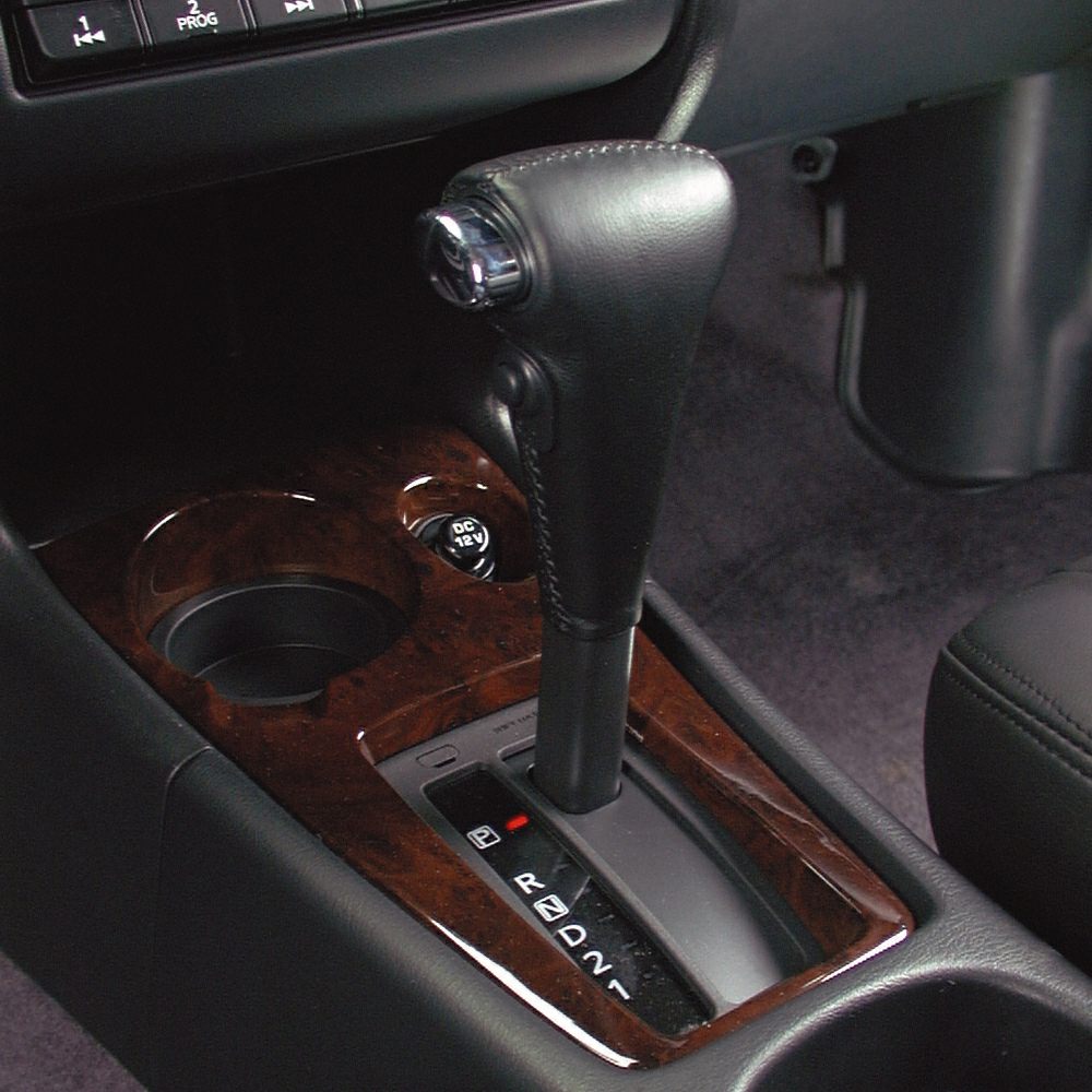 Automatic gear shift lever with leather knob and wood trim console