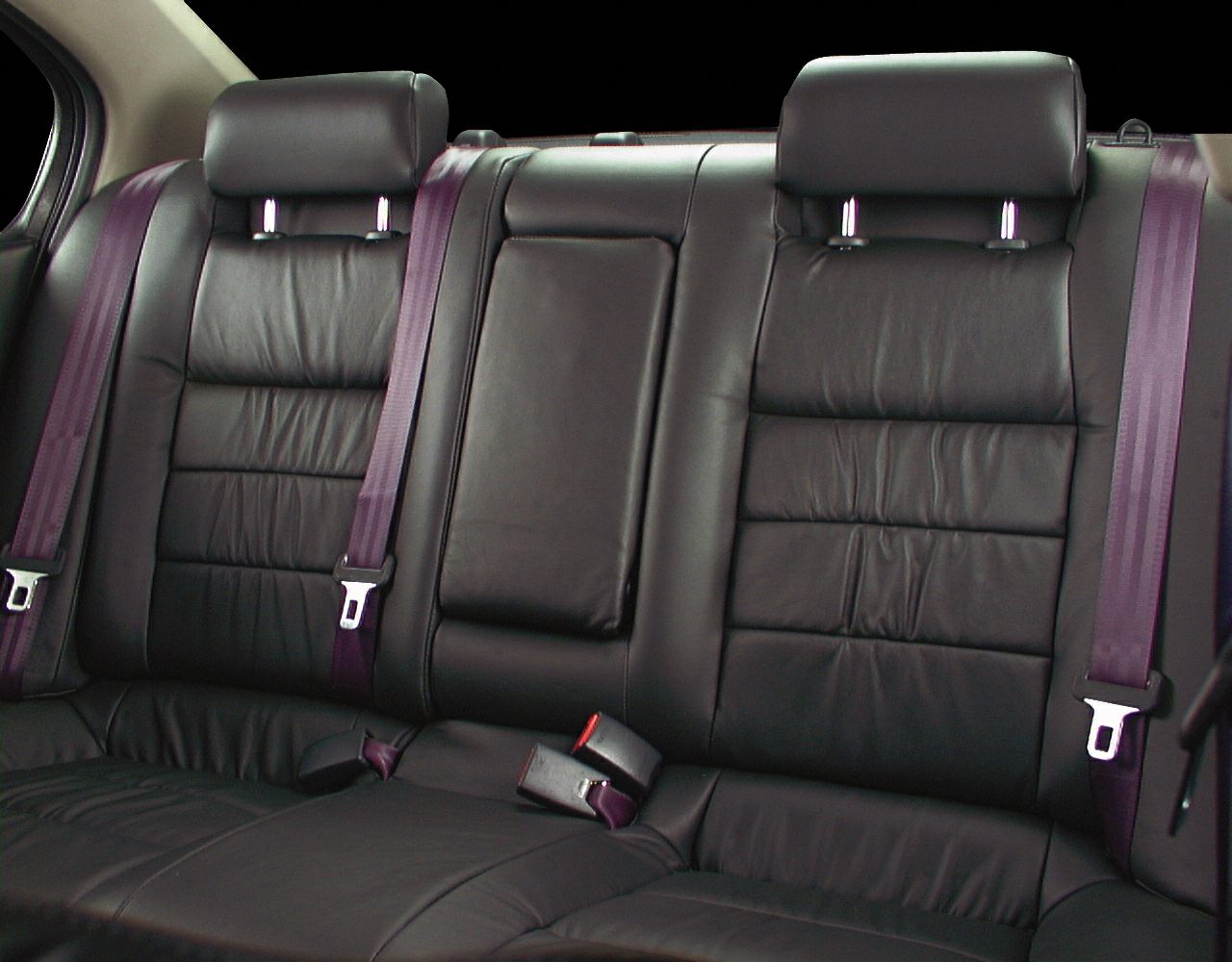 Leather rear seats with purple seatbelts and headrests