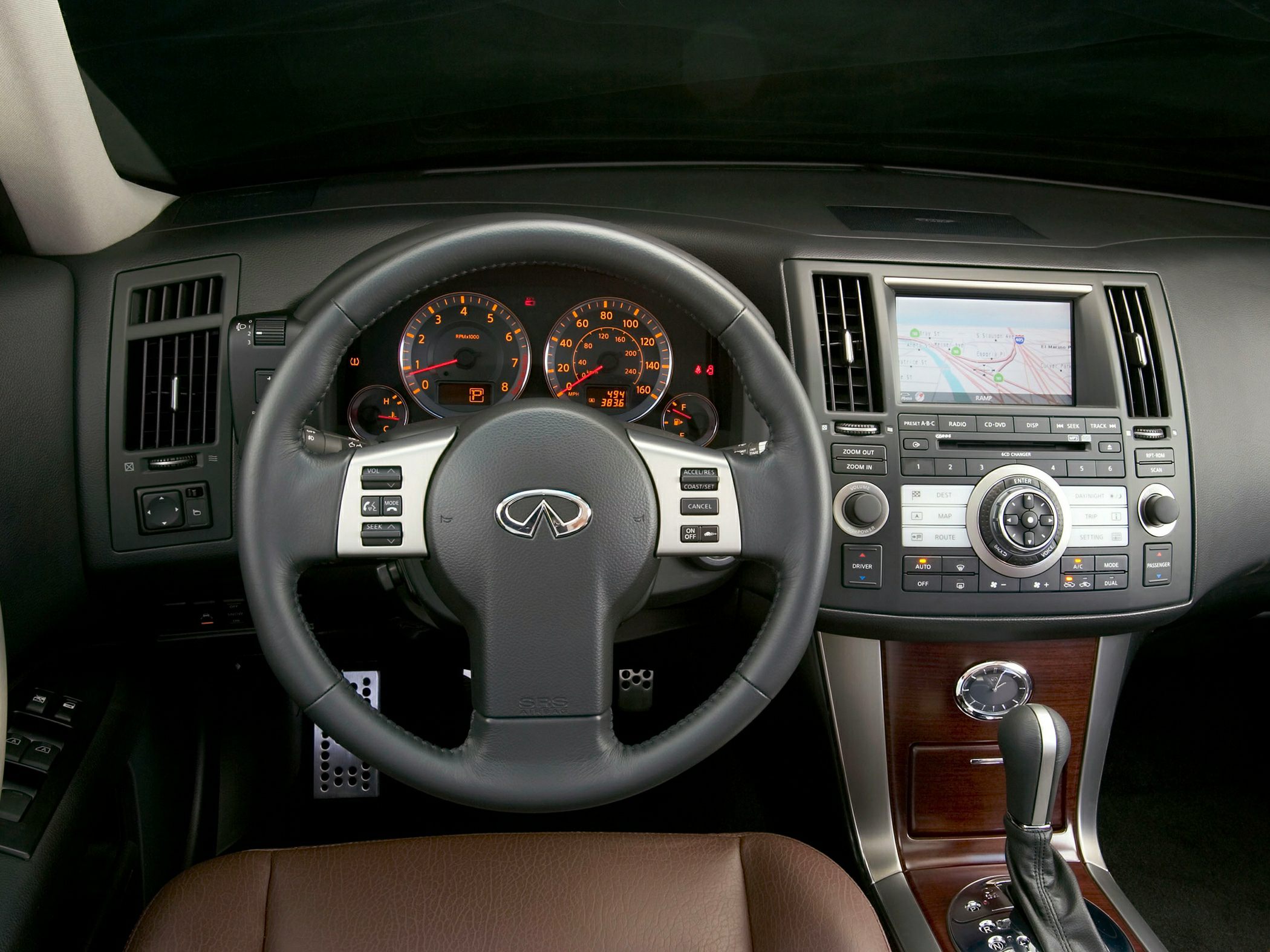 Leather steering wheel, analog gauges, central navigation with wood trim gear shift