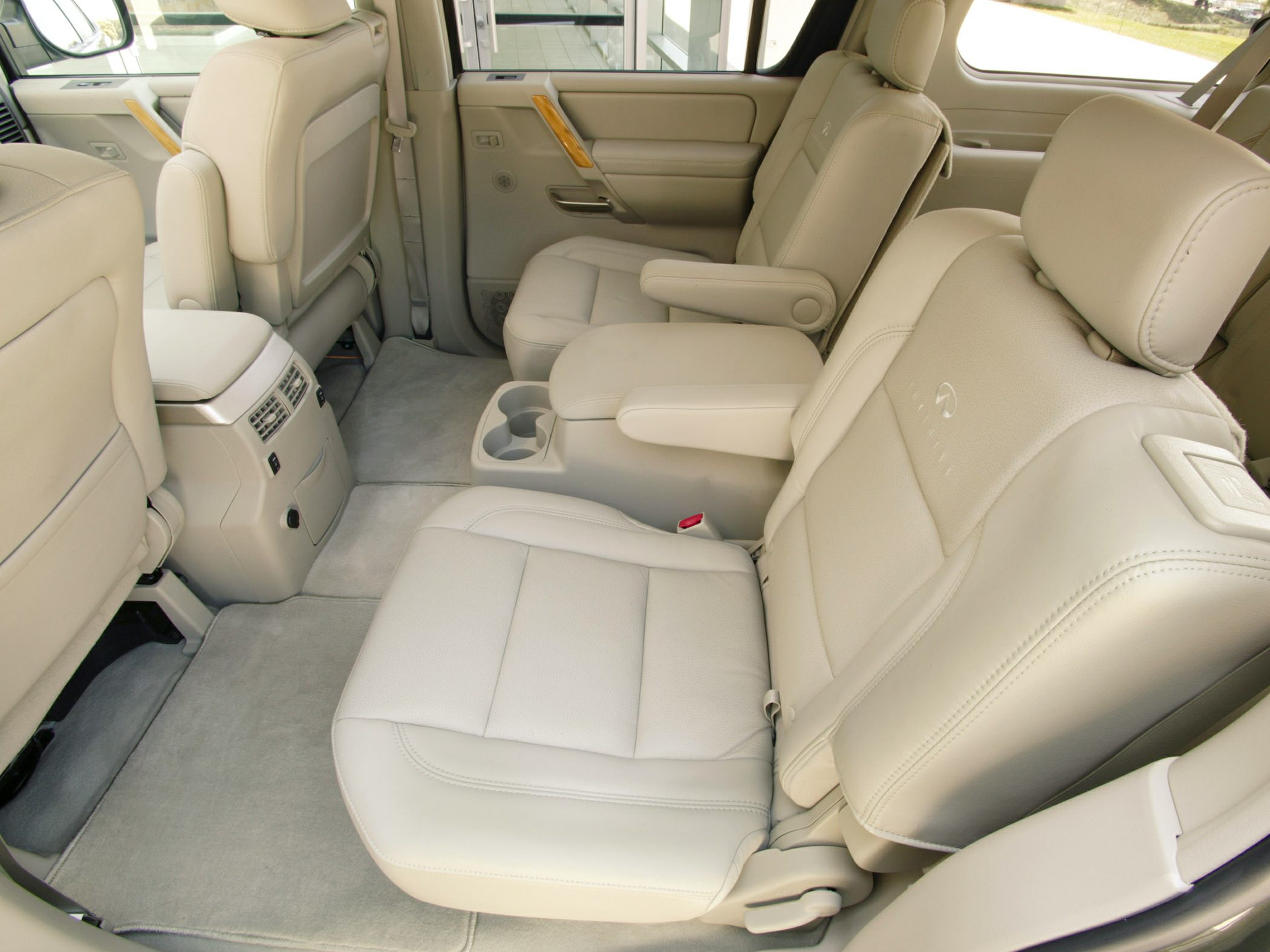 Beige leather rear seats with armrests and cup holders