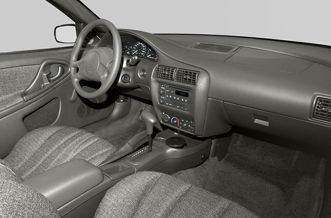 Dashboard, steering wheel, fabric seats, automatic transmission center console
