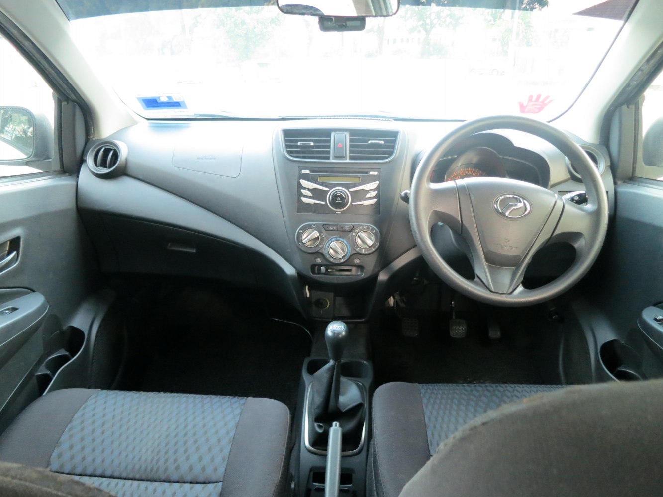 Dashboard center console, manual gearshift, steering wheel controls