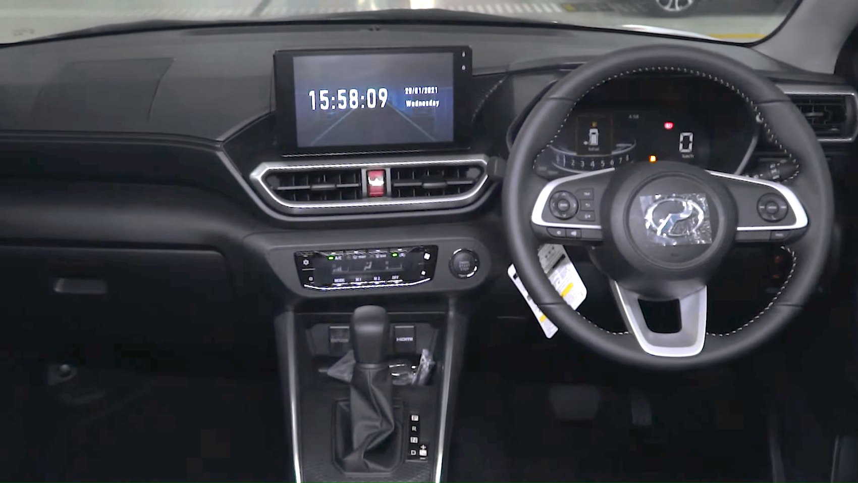 Digital instrument cluster and touchscreen infotainment with multifunction steering wheel