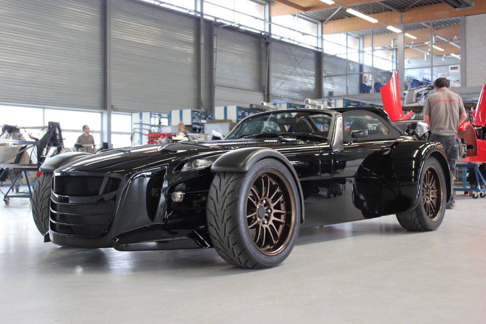 Front view with wide tires and aerodynamic body