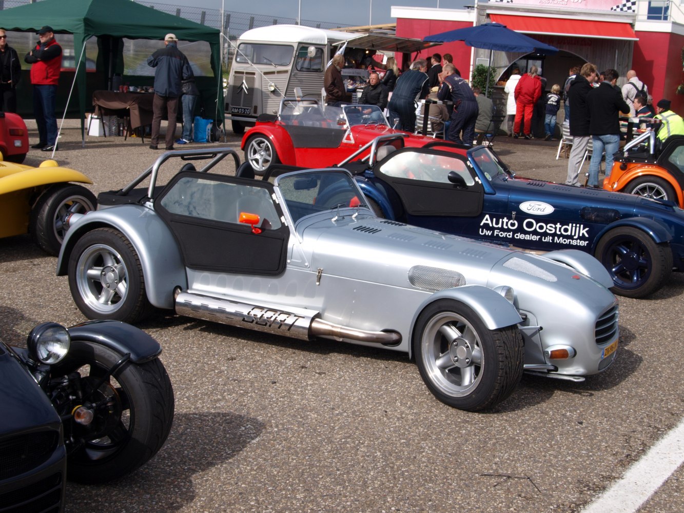 Open two-seater roadster with side exhaust and minimalist black doors