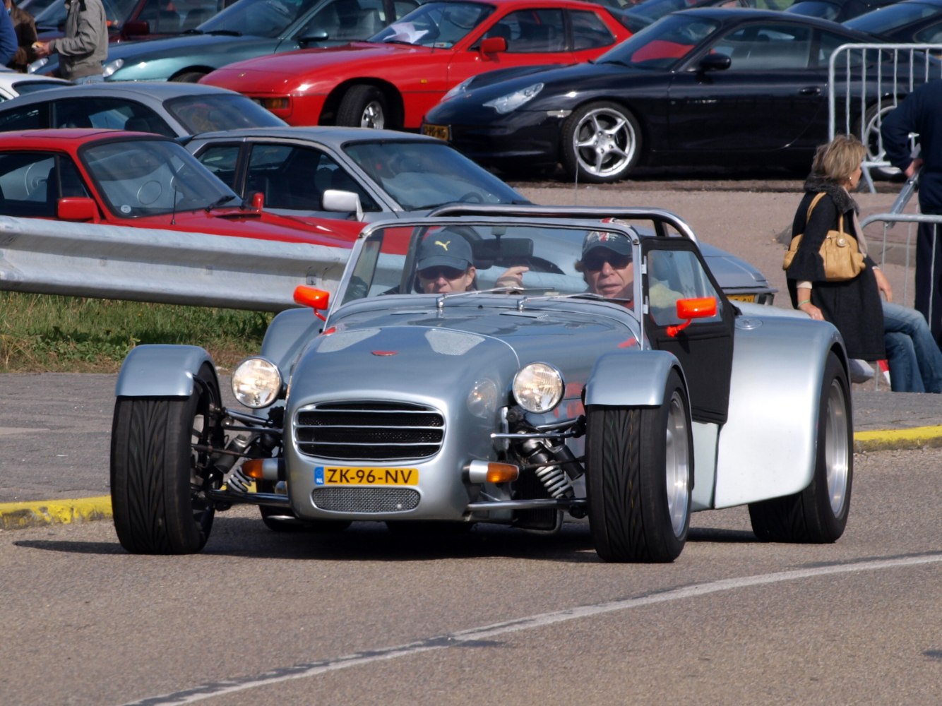 Open-top lightweight roadster with exposed suspension and wide front tires