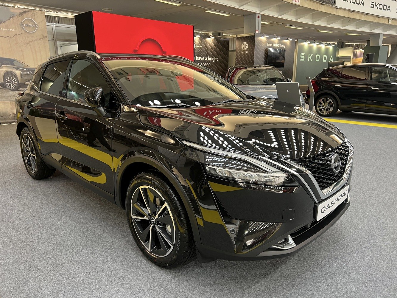 Front profile with LED headlights and alloy wheels