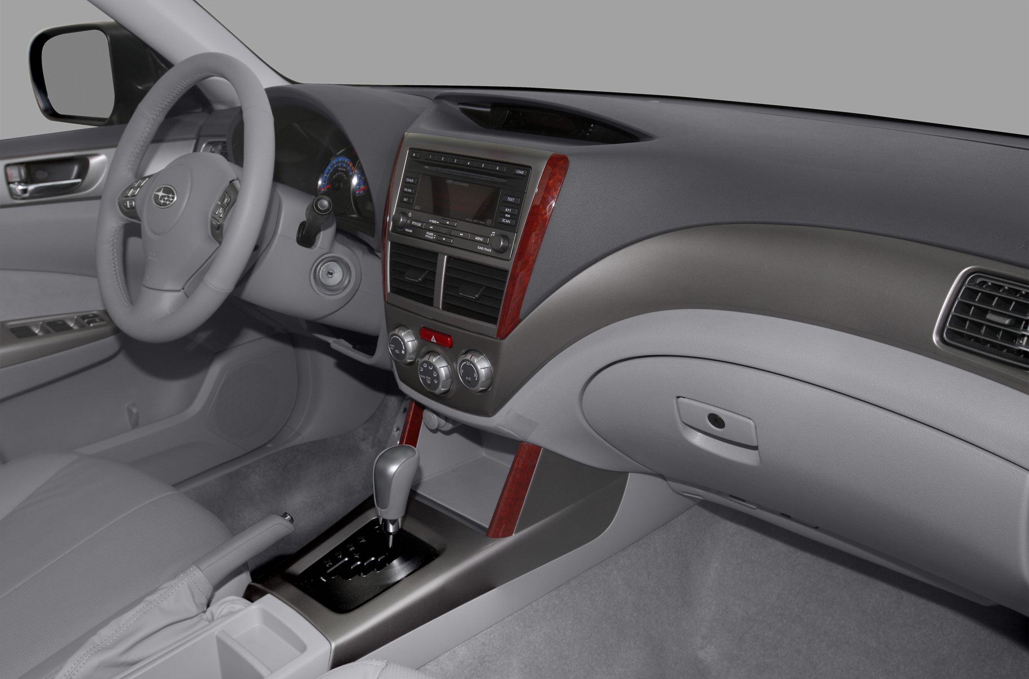 Dashboard, steering wheel, center console with automatic gear shifter
