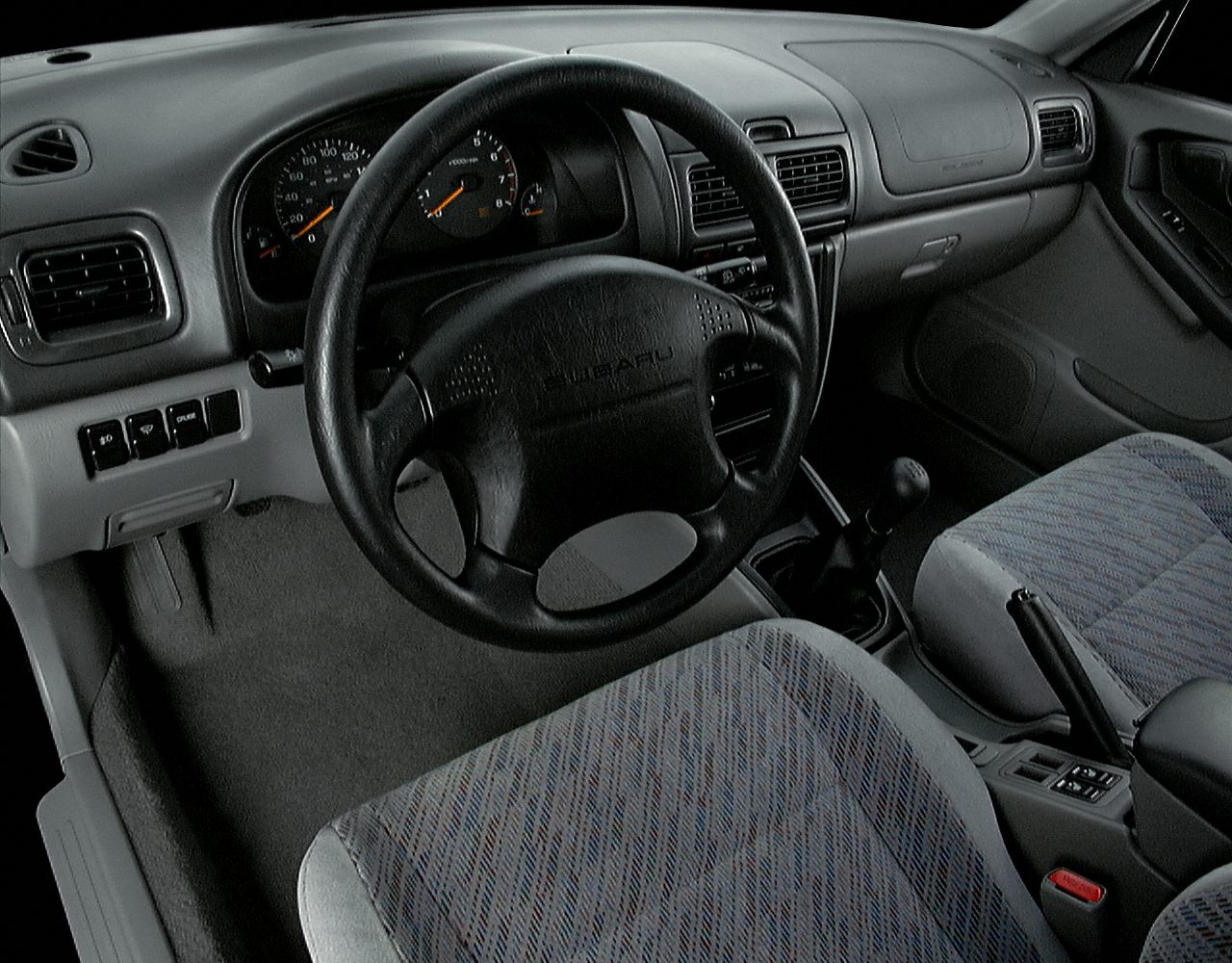 Dashboard, steering wheel, manual transmission and fabric seats interior