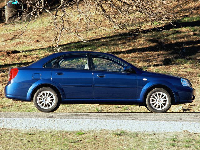 2004 Suzuki Forenza Side View Right