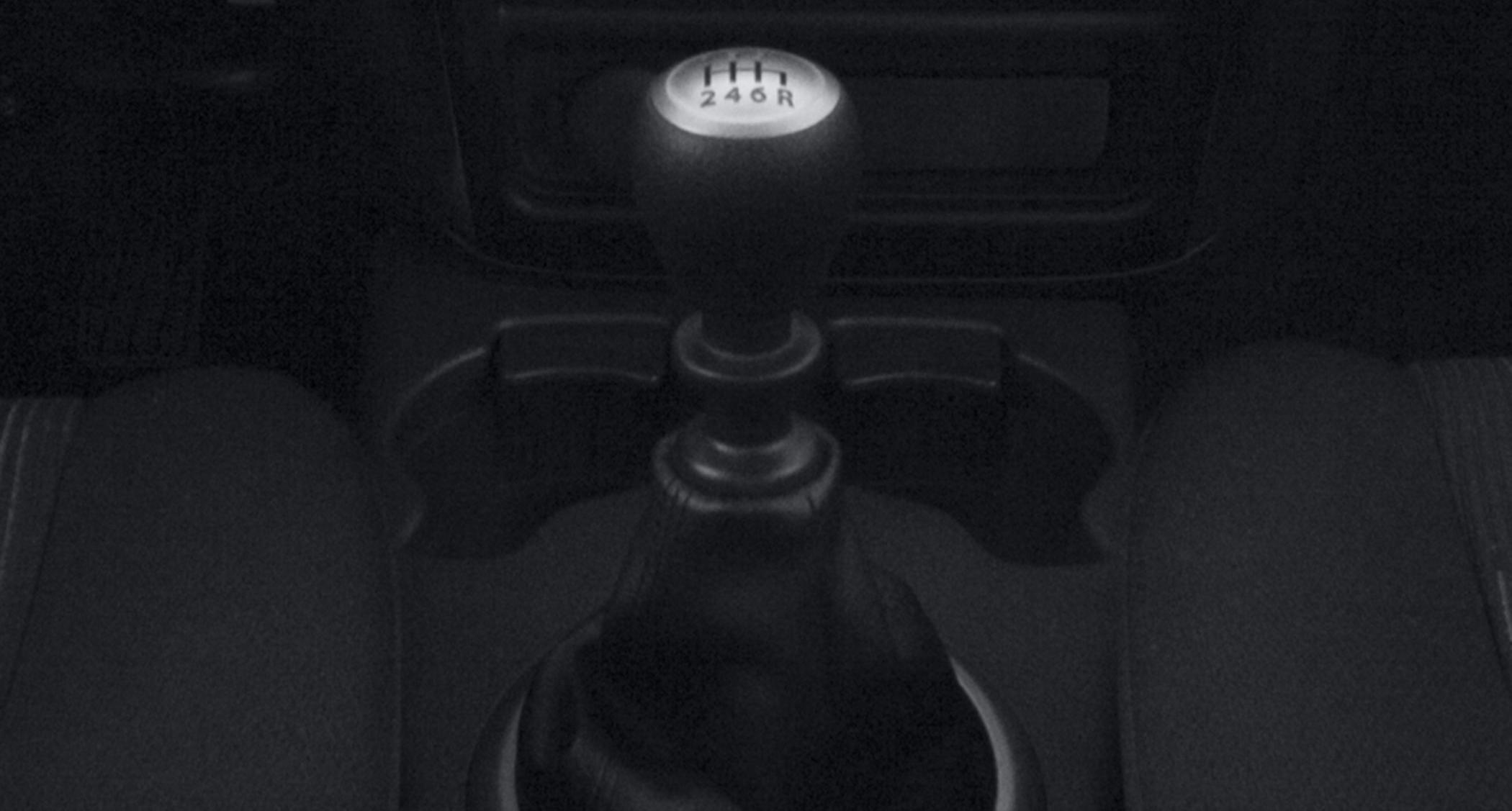Manual gear shift lever with 6-speed pattern and cup holders