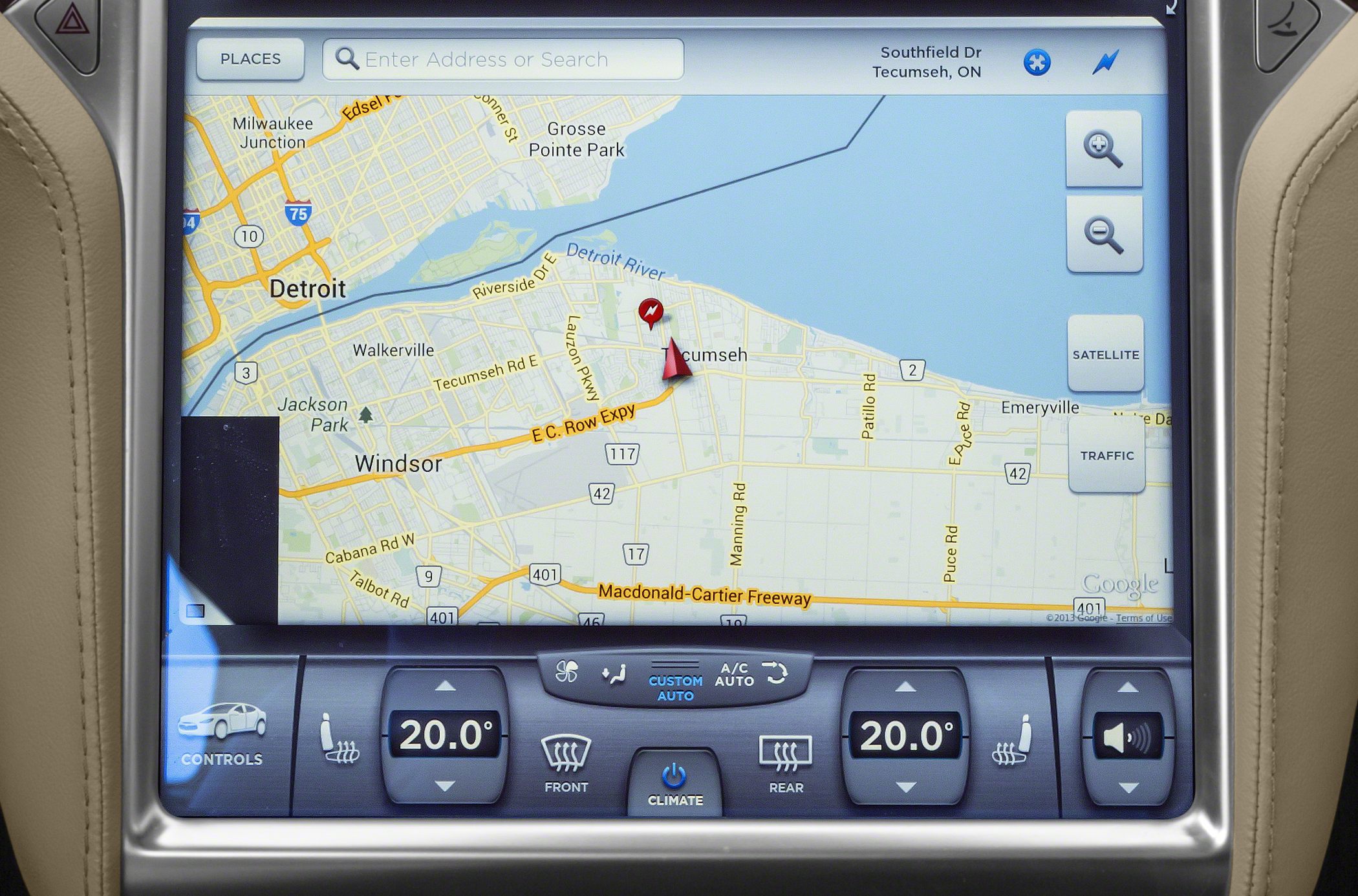 Touchscreen navigation map with dual-zone digital climate control