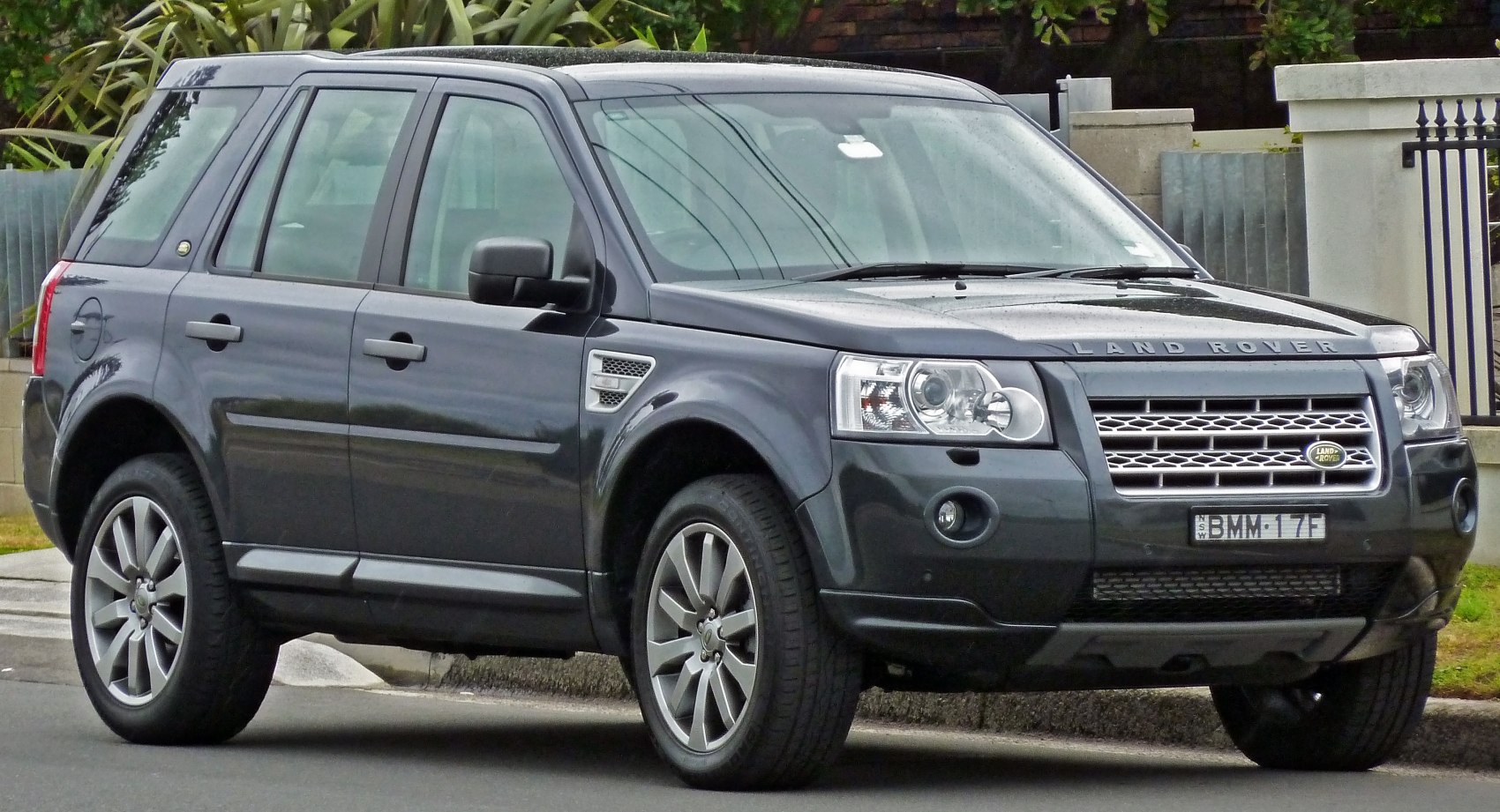 Front-side view of an SUV with alloy wheels and detailed grille.