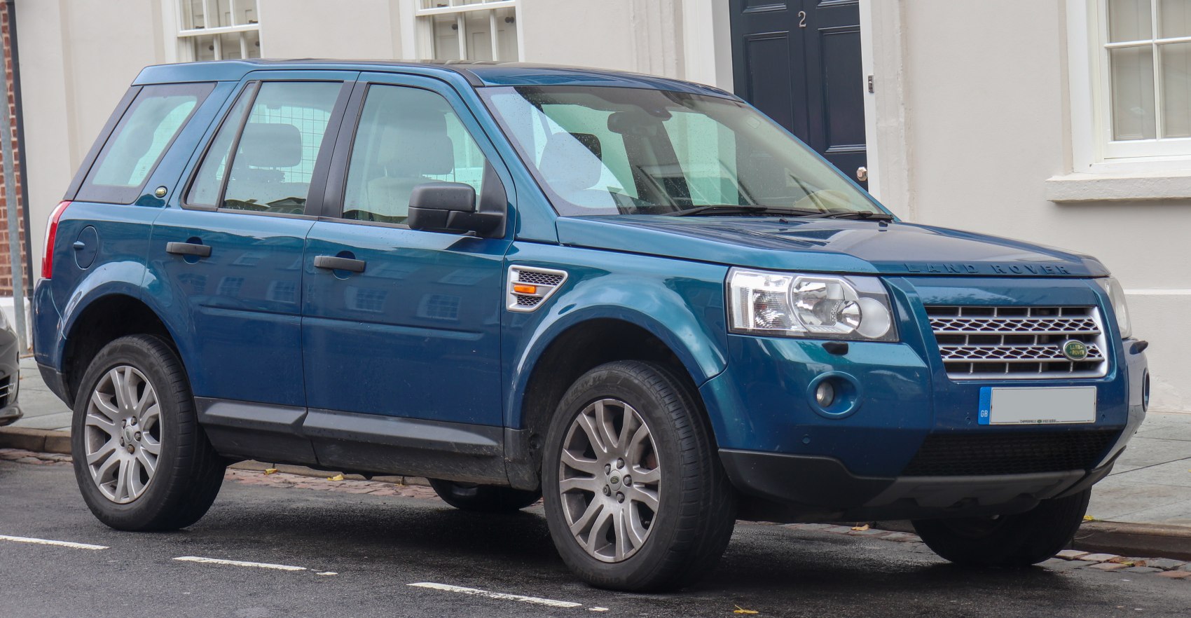 Blue 2007 SUV front side view with four doors and prominent grille