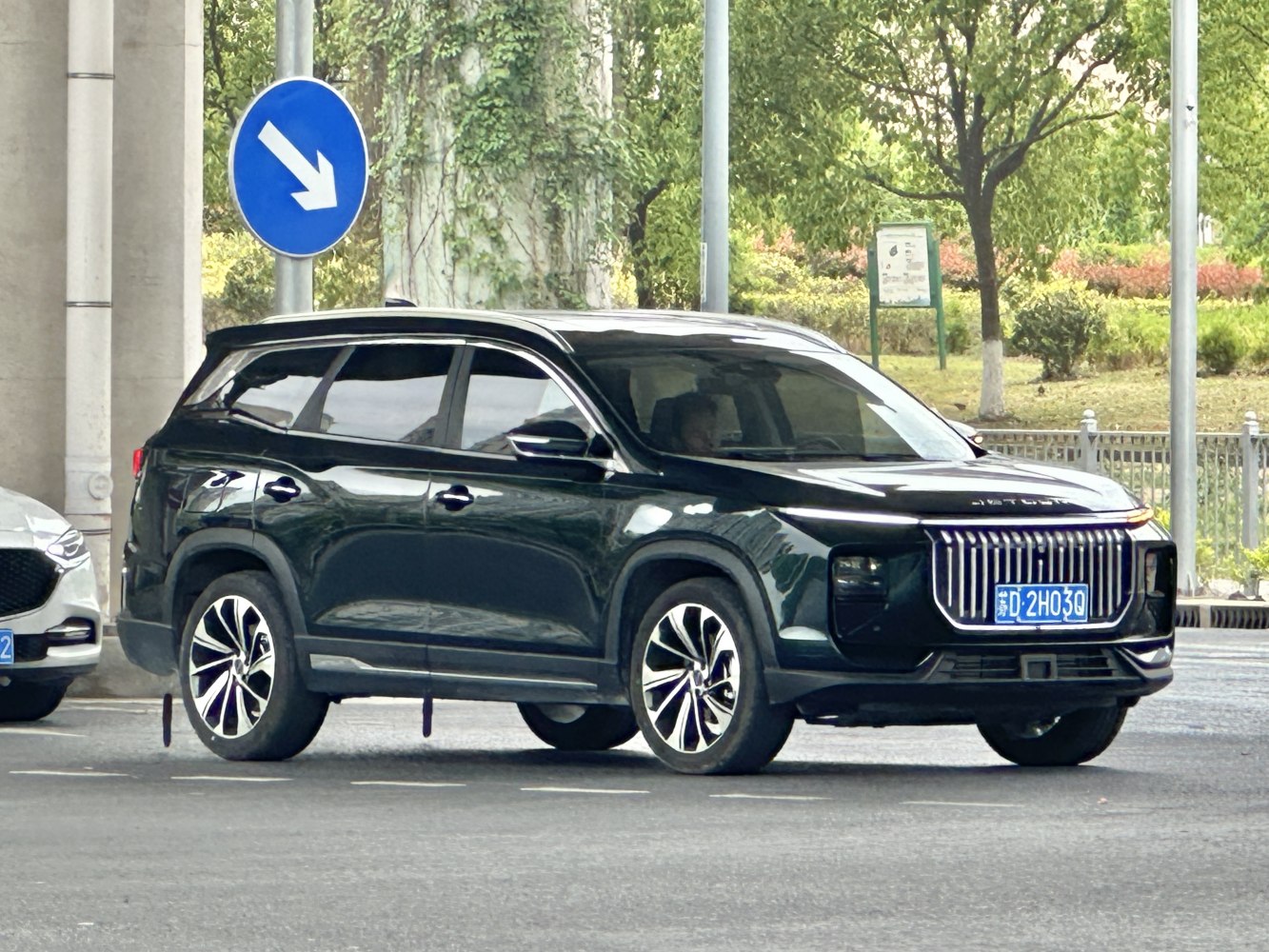 Front grille and alloy wheels of a modern luxury SUV.