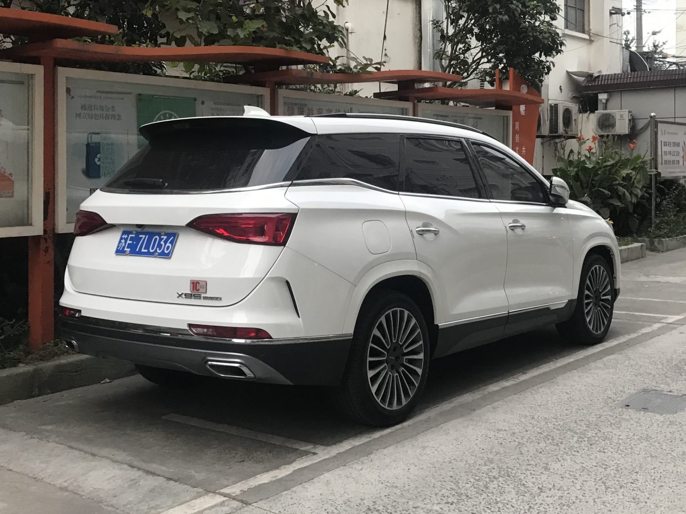 3/4 rear-right view