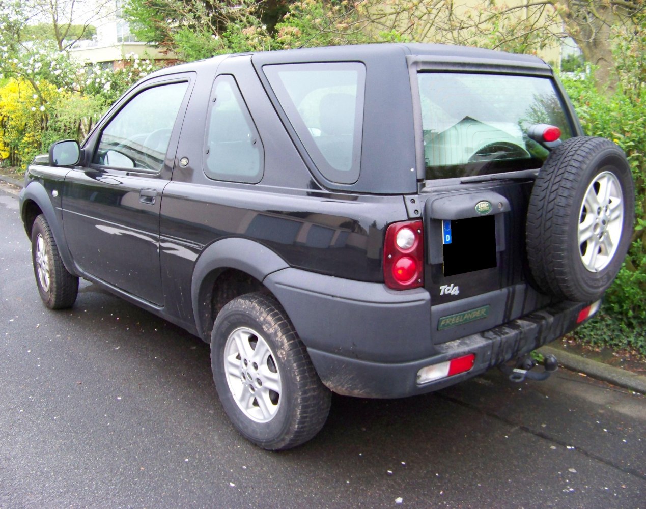 Rear and side view with mounted spare wheel and triangular rear side windows