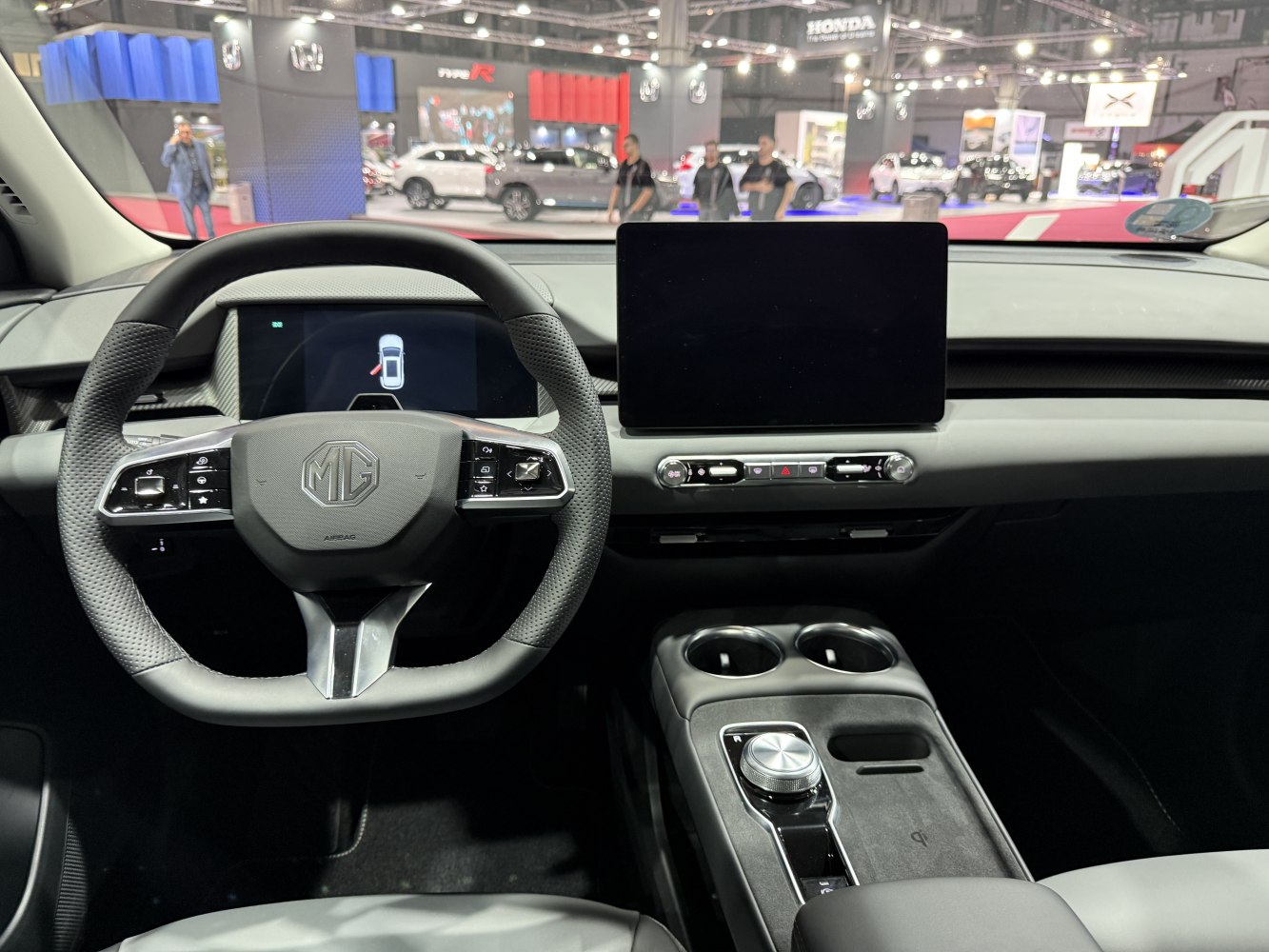 Digital dashboard and touchscreen infotainment with control dial
