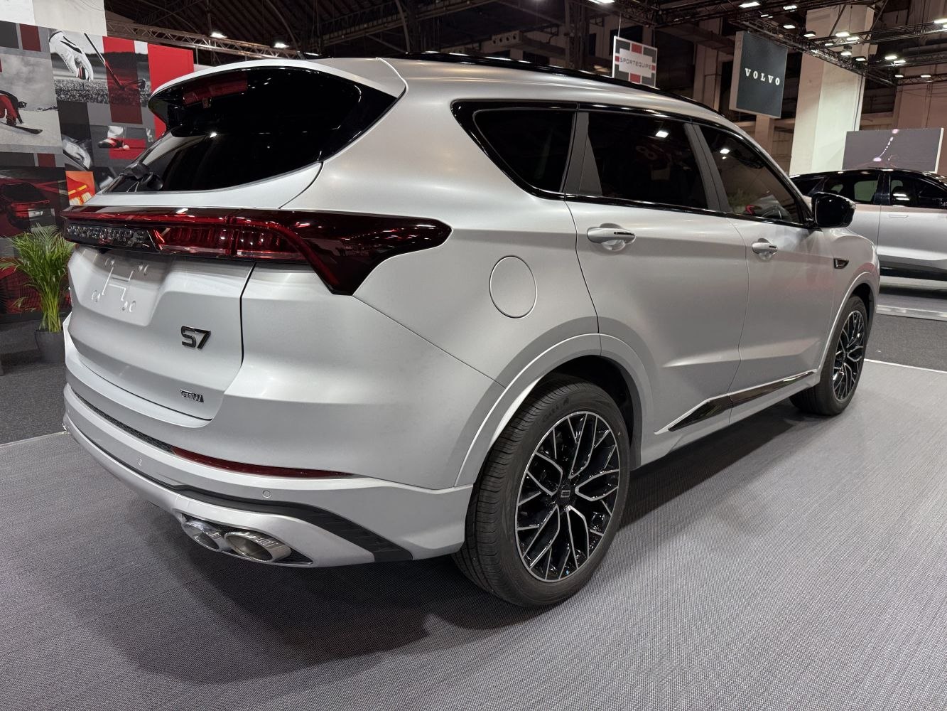 3/4 rear-right view