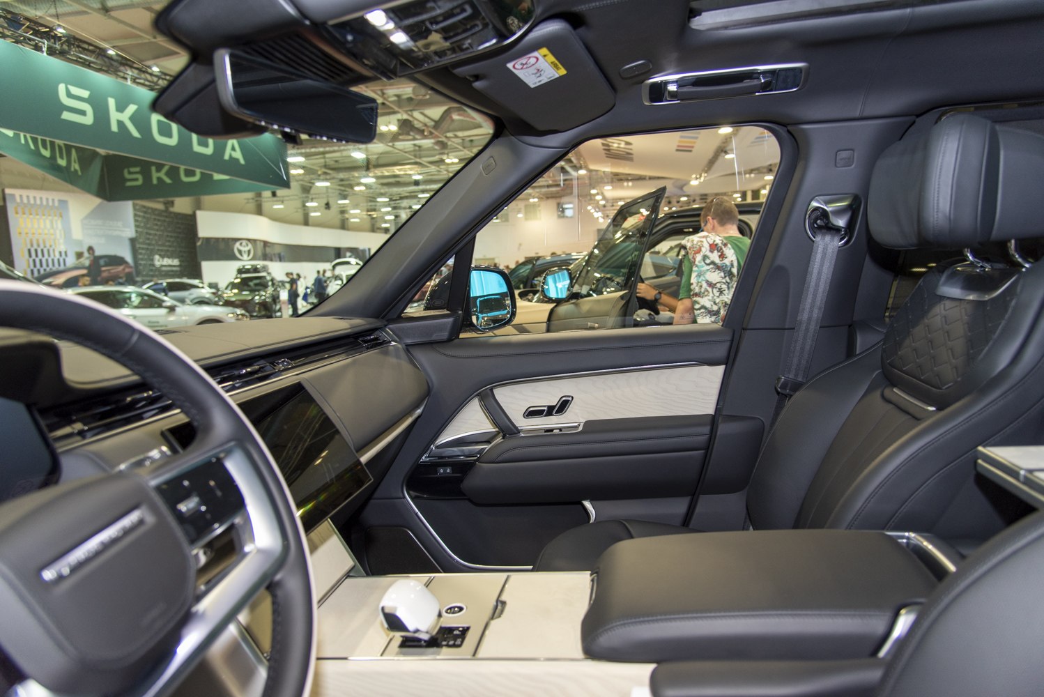 Advanced center console and quilted leather passenger seat