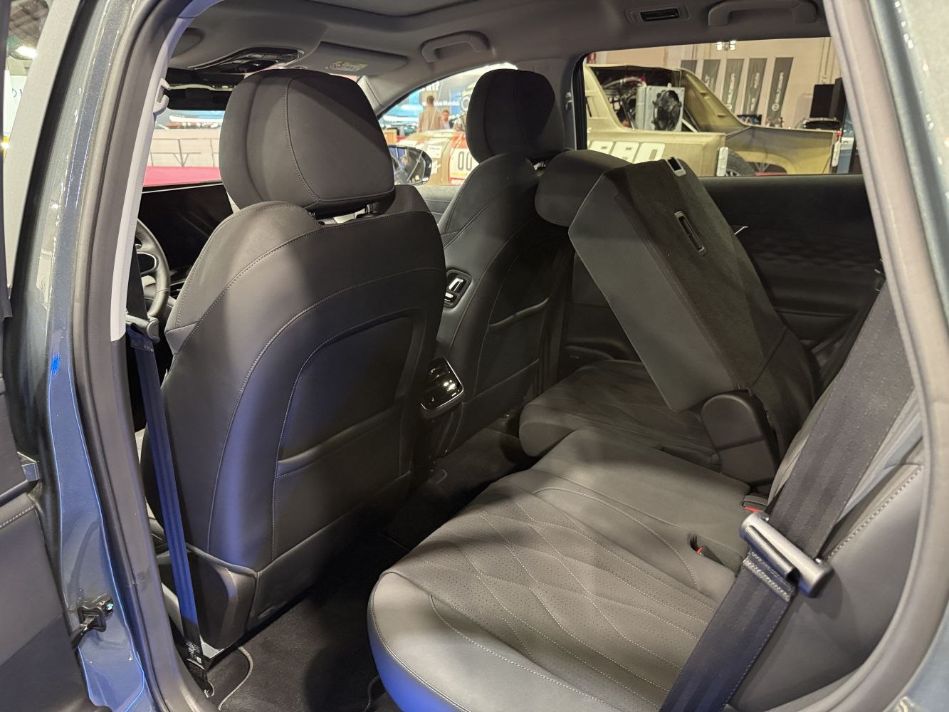 Foldable rear seats and black leather upholstery in rear cabin
