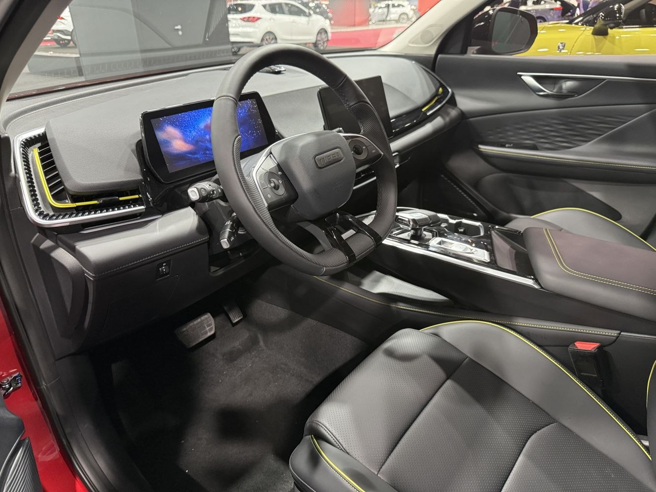 Digital dashboard, multifunction steering wheel, premium upholstery with yellow accents