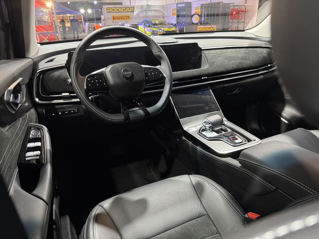 Digital dashboard and advanced steering wheel with central touchscreen
