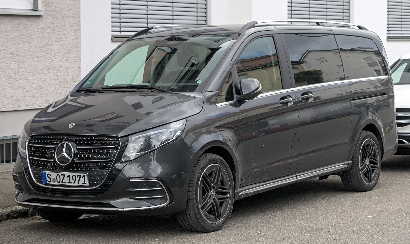 Front-side view of Mercedes-Benz V-class Long with facelift grille and headlights