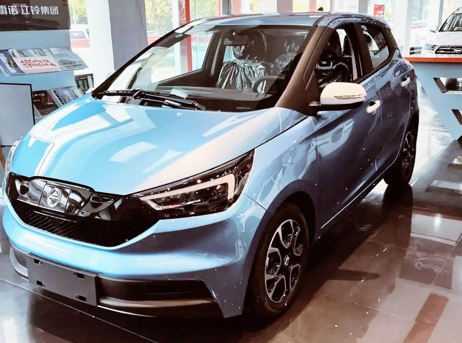 3/4 front-left view