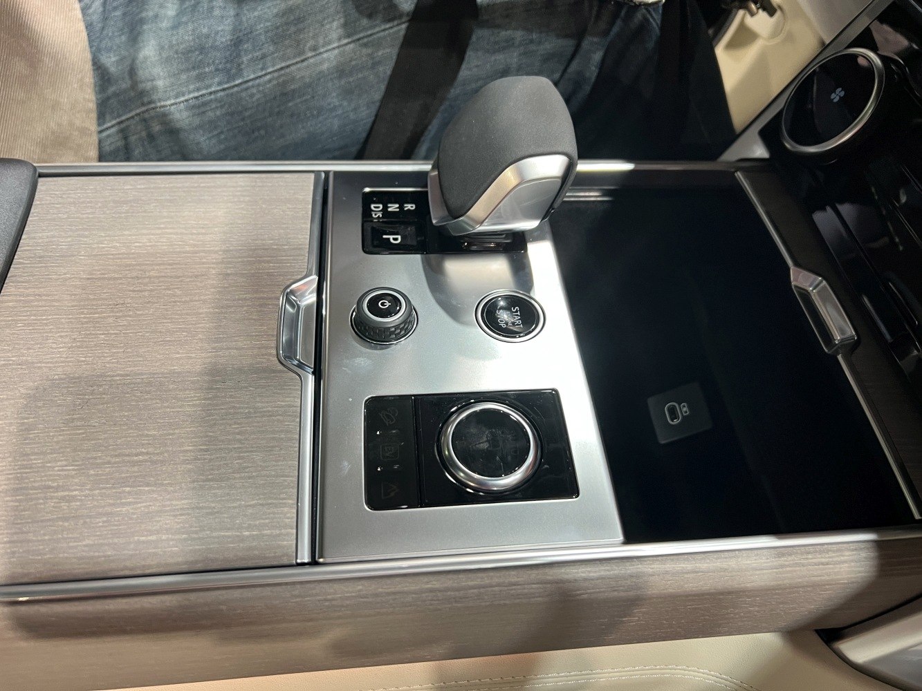 Center console with gear shifter, start/stop button and control dials