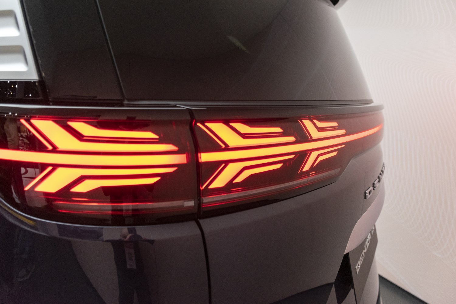 LED tail light design with sharp geometric and dynamic lighting pattern