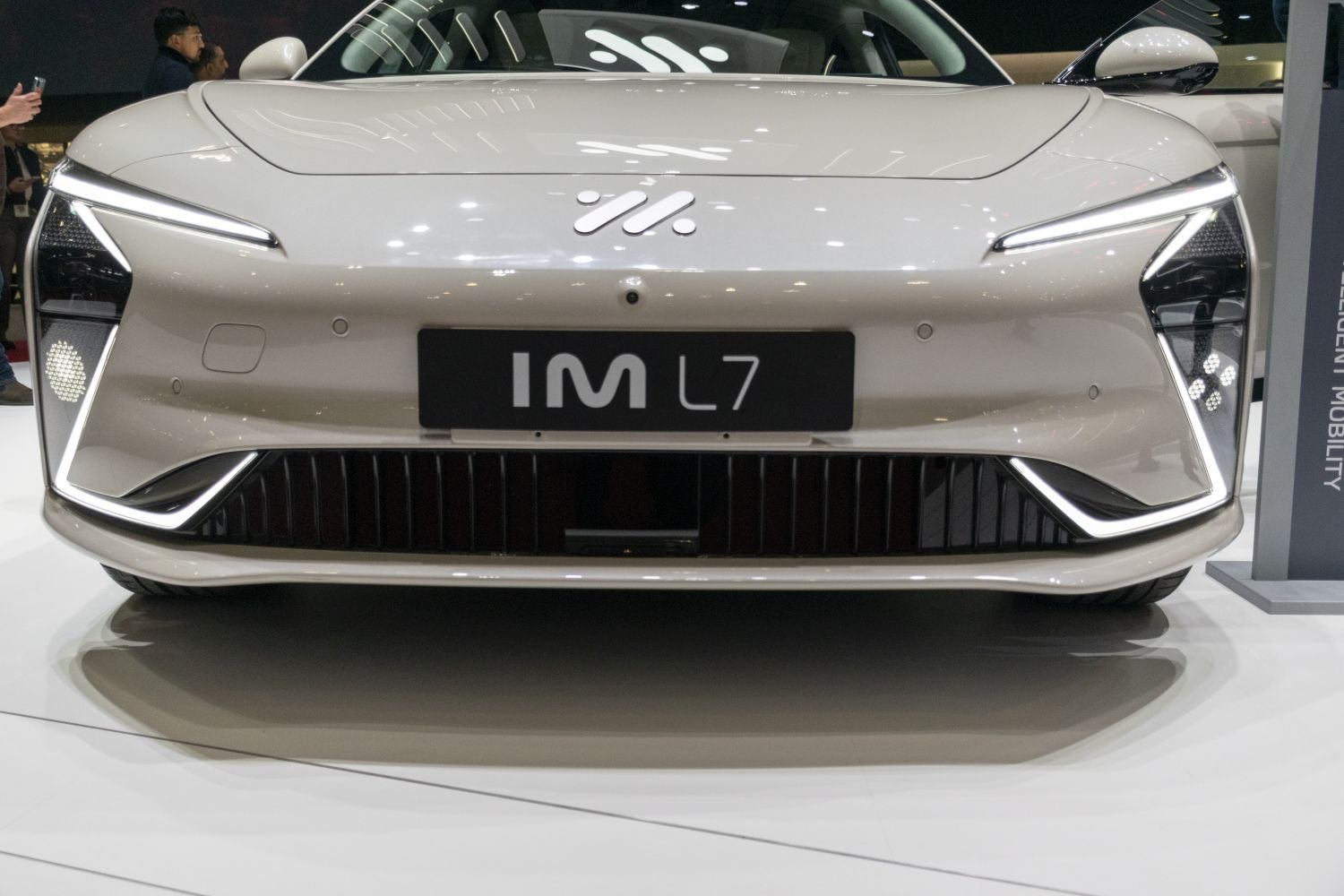 Front view with LED headlights and aerodynamic grille