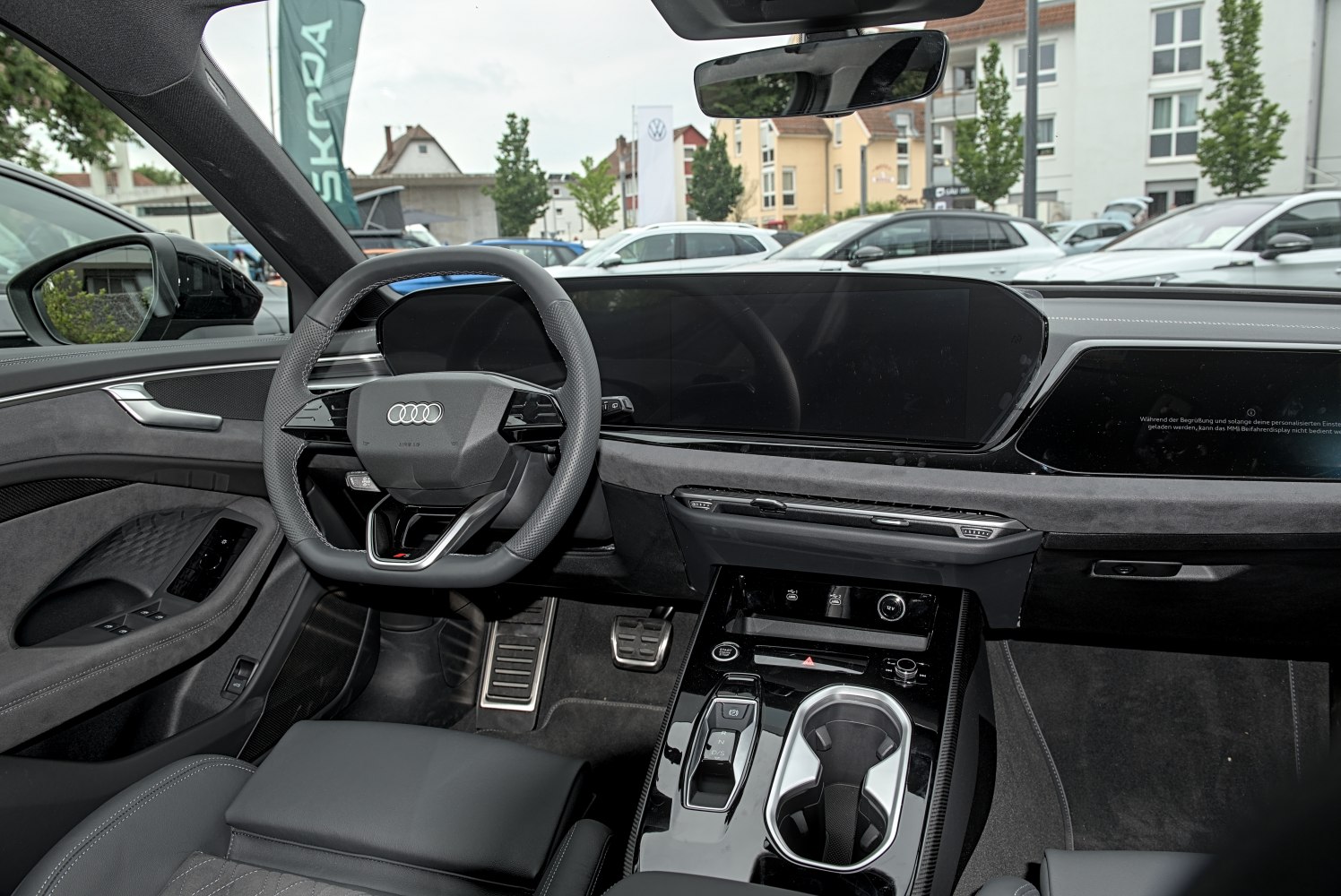 Digital cockpit, sleek steering wheel, and advanced center console