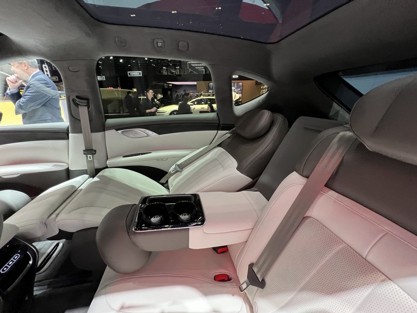 Luxurious rear seats with panoramic roof and center armrest cup holder