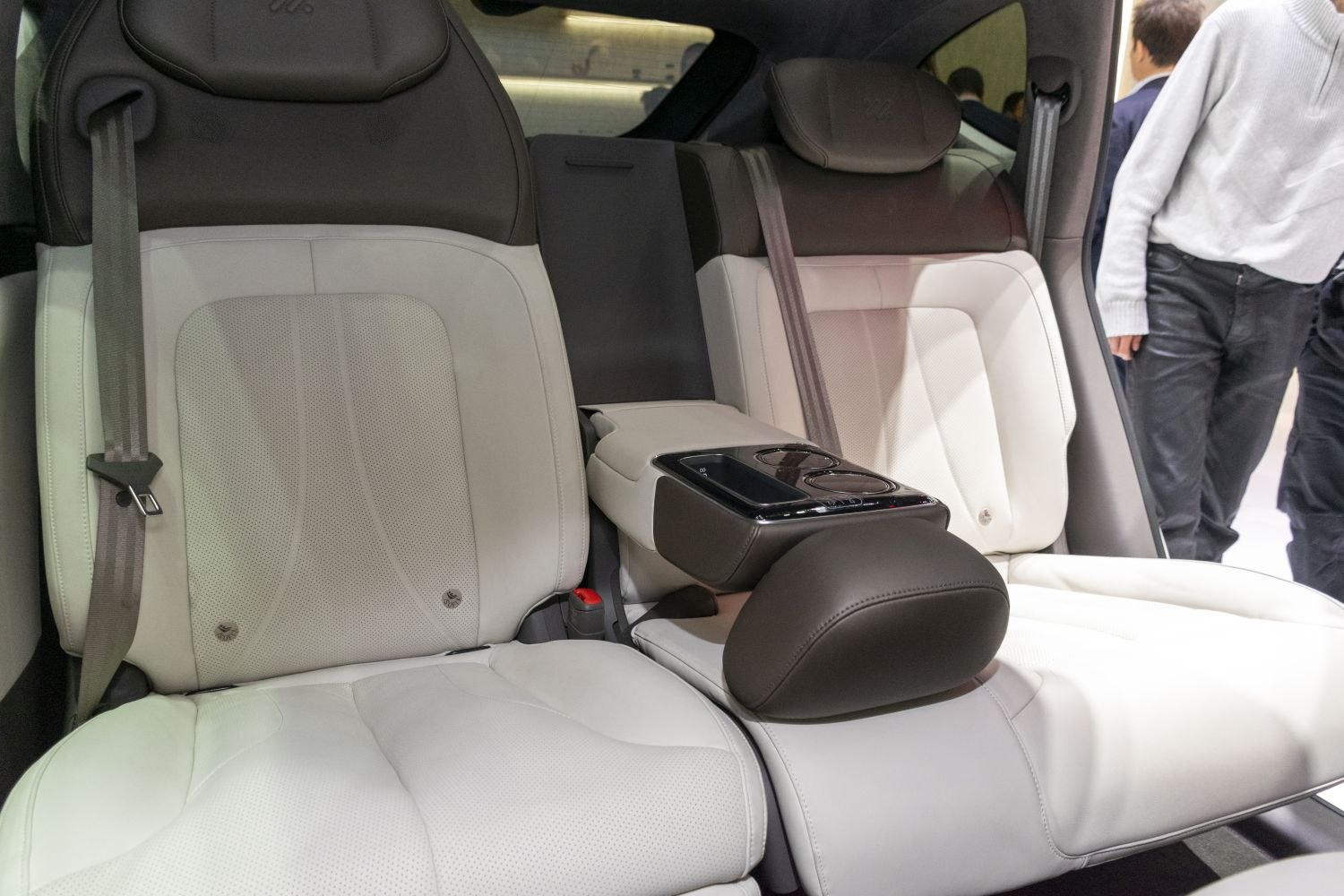 Rear seats with center armrest and integrated cup holders and control panel