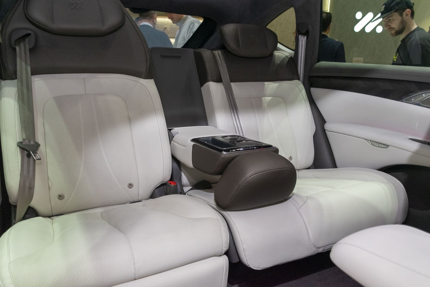 Leather rear seats with central armrest and control panel