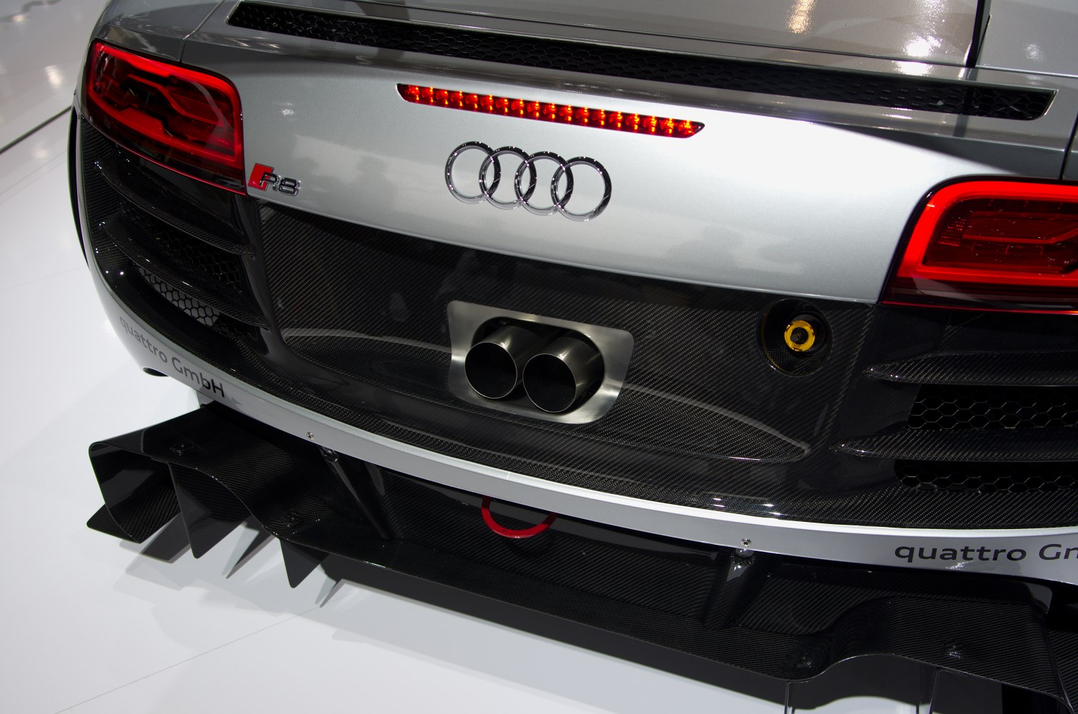 Audi R8 rear twin exhaust and carbon fiber diffuser