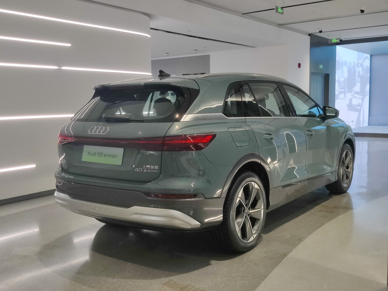3/4 rear-right view