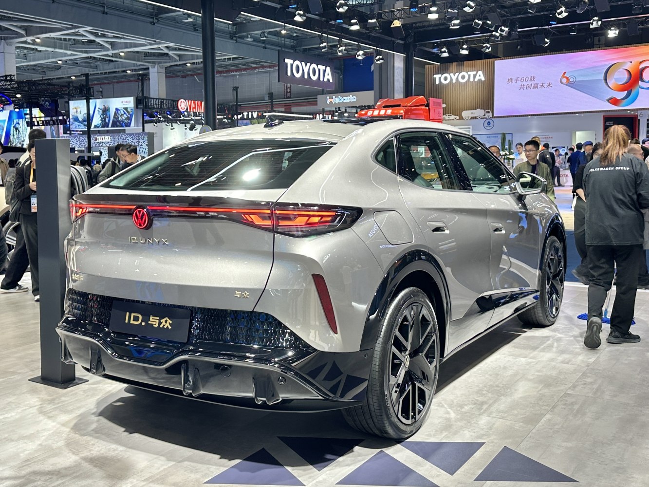 3/4 rear-right view