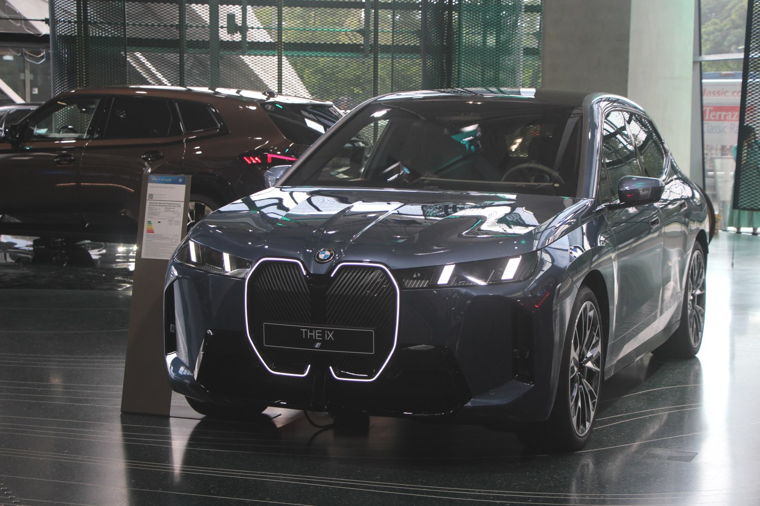 Electric SUV front with illuminated kidney grille and LED headlights